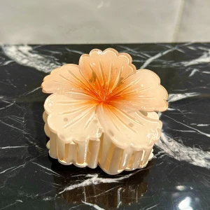 Hårklämma - Supersöt blomhårklämma! Köpt i Thailand som ej används längre. 