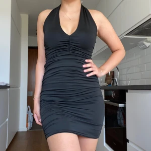 Snygg miniklänning  - En snygg miniklänning från Shein. Den har en halterneckdesign (ej knytbar band). Skön och stretchig material.