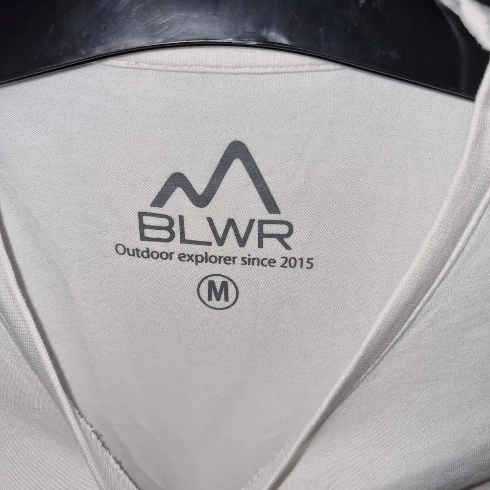 Säljer en vit t-shirt från BLWR i storlek M. Den är enkel och stilren, perfekt för vardagsbruk eller som basplagg. T-shirten är gjord av bomull och har en normal passform. Den är kortärmad och passar bra till både jeans och shorts. Perfekt för sommaren eller som ett lager under en tröja.. T-paidat.