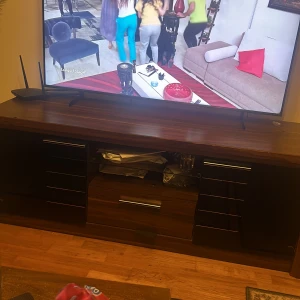 Tv-bord - Stort och stabil tv-bord från istikbal 