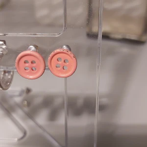 Rosa knappörhängen - Pris kan diskuteras (måste sätta 20 kr för att de ska räknas i "save summer")