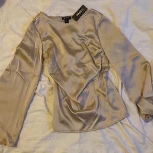Guld/beige Silkes blus  - mycket gott skick då den är helt nyköpt men tyvärr fel storlek. Säljer för 180 kr men pris kan diskuteras. 