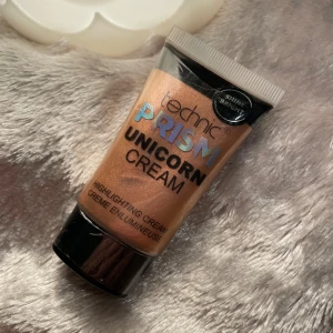 Technic Prism unicorn Highlighting cream. Highlighter - Ny och inplastad.  Färg: Shine bright.
