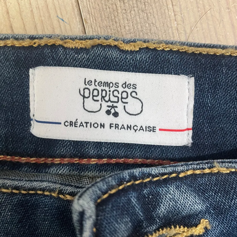 Säljer helt nyaköpta lågmidjade jeans från en känd affär i Frankrike (Le temps de cerises) Med prislappen kvar. Dessa jeans har unika detaljer som ger extra karaktär och de sitter perfekt på kroppen. Original pris 1373kr. . Jeans & Byxor.