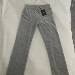 Juicy Couture Byxor  - Köpt för 1200 Säljer för 500 ( Storlek S ) Byxorna är helt oanvända och prislappen sitter fortfarande kvar. ❤️