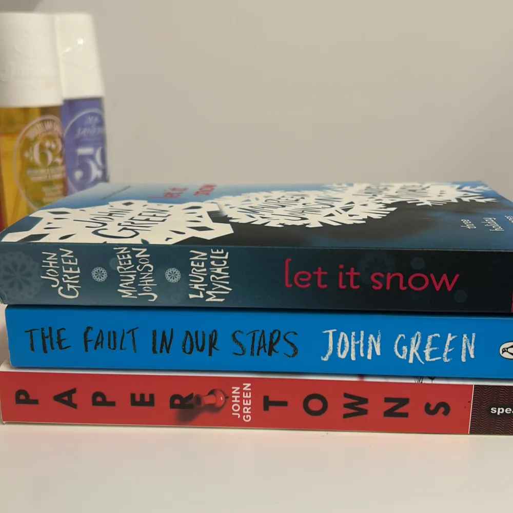 Tre böcker av John Green på engelska i perfekt skick. - the fault in our stars 100 kr (nypris 189kr) - let it snow 100 kr (nypris 149 kr) - paper towns 100 kr (nypris 229 kr) Alla för 200 kr. Böcker.
