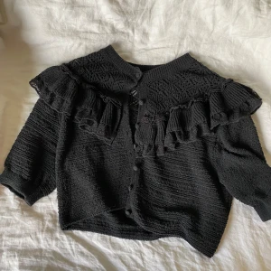 Svart zara kofta med volang - Superfin kofta från zara köpt förra sommaren! Knappt använd så i bra skick 🤗 pris kan diskuteras och kan komma med fler bilder. Storlek medium men funkar för mig som brukar ha Xs/s