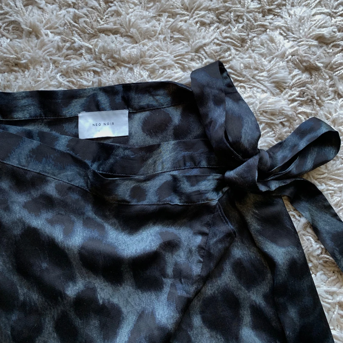 Svart leopardmönstrad omlottkjol från Neo Noir - 90