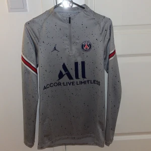 PSG Tröja - En Psg tröja som har blivit slut såld överallt som jag vill sälja för den har blivit för liten för mig och den är såklart 10/10 skick