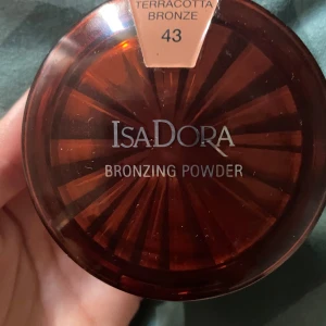 Isadora bronzer - Isadora bronzer använd få tal gånger är för mörk för mig, ger ett fint glow men fortfarande naturell