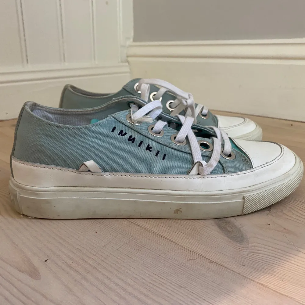 Säljer dessa inuikii sneakers som jag använt en gång! De är i storlek 38. Nypris ca 2700. Skor.