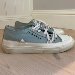 Inuikii sneakers - Säljer dessa inuikii sneakers som jag använt en gång! De är i storlek 38. Nypris ca 2700