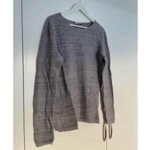 Tröja - Fin tröja från ”Selected/Homme” i storlek L! Köparen står för frakten men kan även mötas upp i Uppsala, Knivsta eller Sigtuna! Tveka inte att fråga mig om något🐨