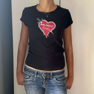 Emilystrange tröja - Säljer denna super coola tröjan då den inte kommer till användning! Superbra skick. Står L i tröjan men de är som en s💕