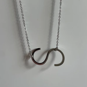 bokstavs halsband 🙏🏼 - säljer detta skit snygga halsbandet då de aldrig kommit till användning 💕 tror inte de är nickelfritt så rekommenderar ej om du är känslig ❤️