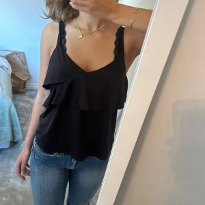 Svart linne 💗 - Svart linne från hm💗💗 Storlek s Justerbara axelband