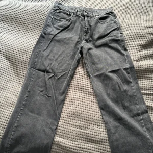 Vida DR DENIM jeans - Säljer ett par gråa jeans i bra skick. Säljer pga av att dem var lite för vida för min smak, knappt använda. 