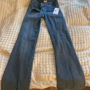 Säljer nu ett par jeans ifrån Nelly då jag fick dom i födelsedagspresent men tyvärr var dom förstöra, så aldrig använda!  Modellen heter ”low waist bootcut pocket jeans” 🫶🏼