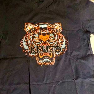 Kenzo - Kenzo t-shirt Size: Medium  Äkta !  Skriv för mer bilder