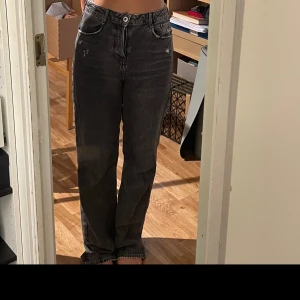 Zara jeans  - Säljer mina gamla zara jeans, slitna där bak där av priset 