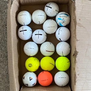 17 Taylormade bollar i bra skick - Taylormade bollar som Tp5, Distance, soft response och tour response säljs här.