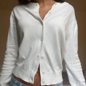 Vit kofta - Jättesnygg vit kofta från hm i storlek M men borde även passa någon som brukar ha s eller m. Pris kan nästan alltid diskuteras!💞