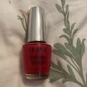 Rött nagellack från OPI Infinite Shine - Säljer ett superfint rött nagellack från OPI Infinite Shine. Det är en gel-liknande lack som ger en glansig finish och lång hållbarhet. Perfekt för både vardag och fest! Flaskan innehåller 15 ml. älskar den röda färgen, och den torkar väldigt snabbt , typ ungefär 30 sek tror jag. Den är helt ny och jag har endast använt den på en nagel 1 gång ( ren nagel ). färgen är super fin och glansig.  köpte för 200 kr men säljer för 189 kr