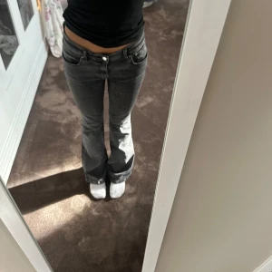 Jeans - Säljer lågmidjade Botvid jeans från Ginatricot som bara använts ett fåtal gånger 