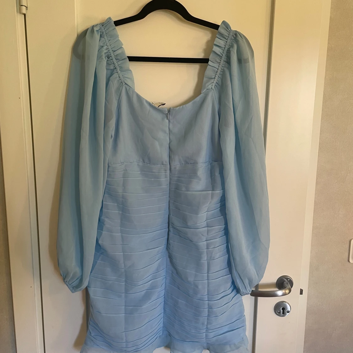 Ljusblå klänning med långa ärmar - 90