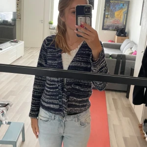 Jacka - Vår/höstjacka, används även inomhus som kofta från mango Storlek:xs Jag är 168)