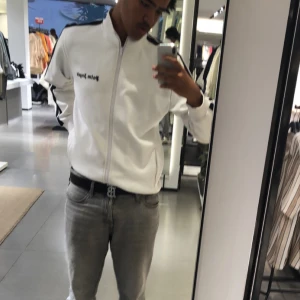 Palm angels kofta, VIT - Har haft cirka 2 månader, använd 2 gånger men vill bli av med den.   Obs!! Priset är prutbart