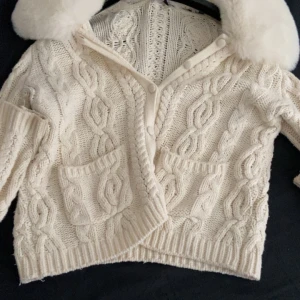 Cardigan/kofta - Nu säljer jag denna fina cardiganen/koftan från NA-KD! Använd ca 5 gånger då den inte riktigt var min stil 💞 Pälsen är riktig tjock och har tagit hand om den, det går att ta av den med knappar. Hör gärna av er vid frågor 💞💞💞