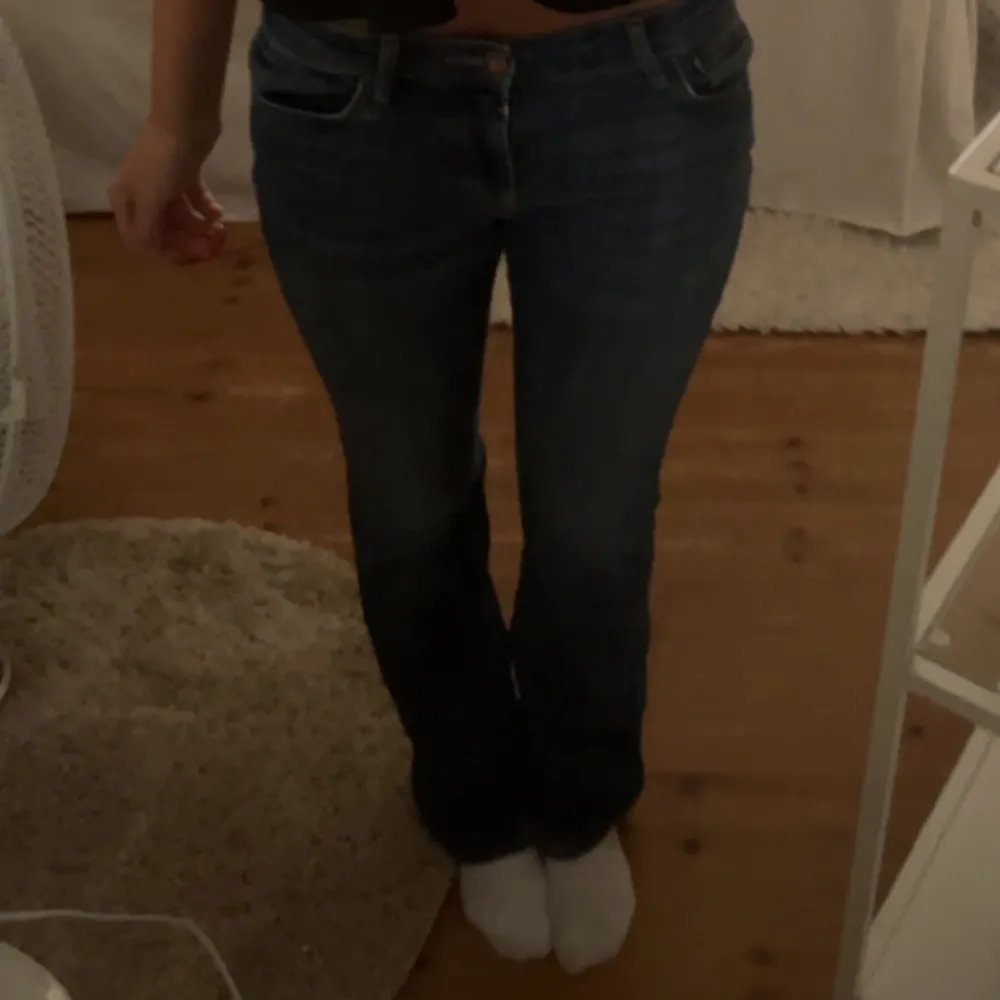 Säljer dessa jeans ifrån zara då de inte kommer till användning längre. En liten skavank (bild 3) men det är ingenting som syns och örvigt är det väldigt bra skick. Skriv privat för flera bilder! Tryck ej på köp nu💘. Jeans & Byxor.