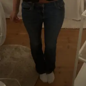 Säljer dessa jeans ifrån zara då de inte kommer till användning längre. En liten skavank (bild 3) men det är ingenting som syns och örvigt är det väldigt bra skick. Skriv privat för flera bilder! Tryck ej på köp nu💘