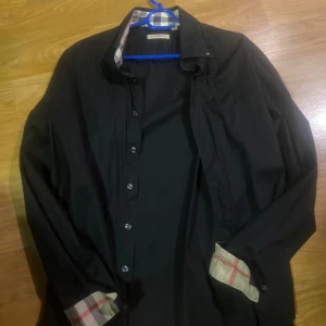Burberry skjorta - Burberry brit skjorta, Skick 8,5/10 Inga flaws osv fler bilder kan ges äkta såklart Storlek L men passar M  Köpt här på plick 
