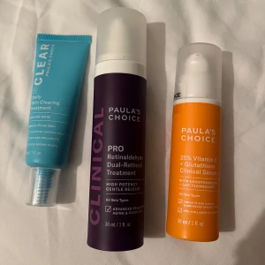 Paulas choice produkter  - Säljer helt oanvända produkter från paulas choice. En rutin för dig med acne eller hyperpigmenterinhar. Den blå innehåller salicylsyra som renar porer, orangea är vitamin c och lika är Retinol. Allt köpt för 2000kr☺️ säljer för 1400kr❤️