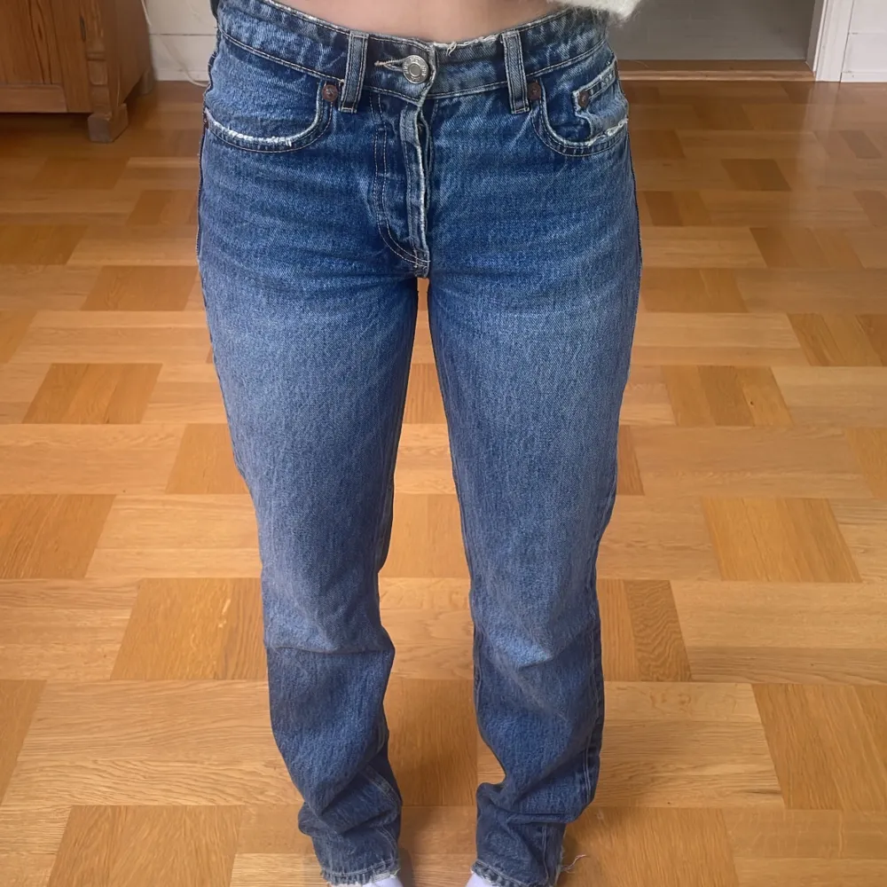 Medelhöga jeans med slitningar vid fötterna i gott skick, tveka inte att skriva vid frågor 😊. Jeans & Byxor.