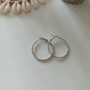 Strassörhängen - silverfärgat  - Säljer dessa söta örhängen. Det är strass. 