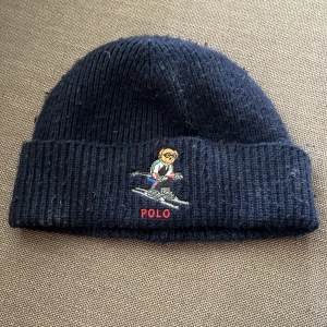 Polo mössa - Hej jag säljer en polo mössa i fint skicka den är inte så använd och är lite smutsig  Men annars fint skick Okej perfekt nu till hösten och till vintern Nypris runt 595 Mitt pris 350 Hör av er vid frågor