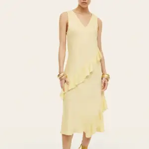 Jättefin gul klänning med volanger från hm. Säljer pga. kommer inte till användning. Skriv för fler bilder💛💛