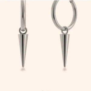 Edblad örhängen  - Säljer mina fina silverörhängen från Edblad då de inte längre kommer till användning. De är i fint skick utan defekter. Jag köpte de för 399 kr men jag säljer de för 275 kr🥰