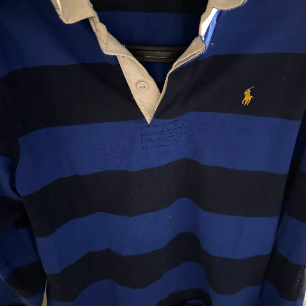 Snygg och fräsch Ralph lauren tröja inför sommaren! I bra skick samt storlek S. Köpt för 1600 kr men säljs billigt. Priset är inte fast, kan förhandla vid snabb affär! . Tröjor & Koftor.