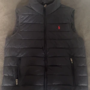 Polo Ralph lauren väst - Säljer min polo Ralph lauren väst, köpt nu för våren men var lite väl stor. Hör av er vid frågor och intresse.