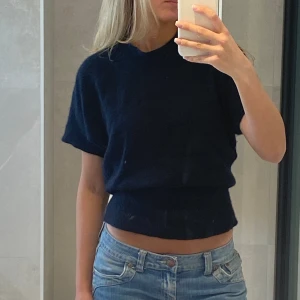 Stickad tshirt - Säljer min stickade t shirt med tajt midja. OBS- Det är spelgeln som är smutsig inte tröjan. Den sitter bra på mig som har XS/S. Tror även den skulle passa M då den är stretchig.