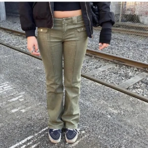 Gröna hm jeans  - Använda en gång bara, säljer pga att dem är dör stora för mig