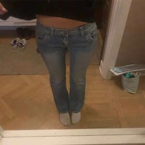Lowwaist jeans - Säljer dessa lowwaist bootcut jeans då de var för stora på mig. De är uppsprättade längst ner för att göra de längre så skulle säga att de är lagom längd för någon som är 165 -170 cm.