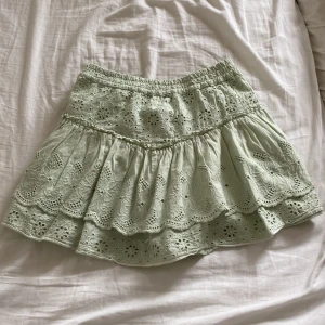 Zara kjol  - Säljer denna jättefina ljusgröna kjolen från zara då den inte kommer till användning, kjolen är i storlek 164 men passar mig som brukar ha 146/152❤️ljuset gör att den ser lite gråaktig ut men är inte det i verkligen🫶kjolen har även inbyggda shorts🫶 
