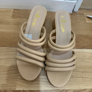 Beiga klackskor - Heöt oanvända beiga klackskor storlek 39.