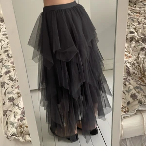 Grå tyllkjol - Intressekoll på min fina tyllkjol. Använd endast en gång.