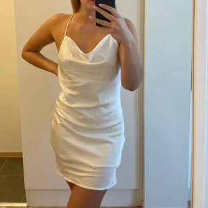 Vit känning med djup rygg  - Superfin och perfekt till fest/sommar. minns ej vart köpt men skulle tippa på gina/bikbok/shein🥰(klipper alltid av lappar) 